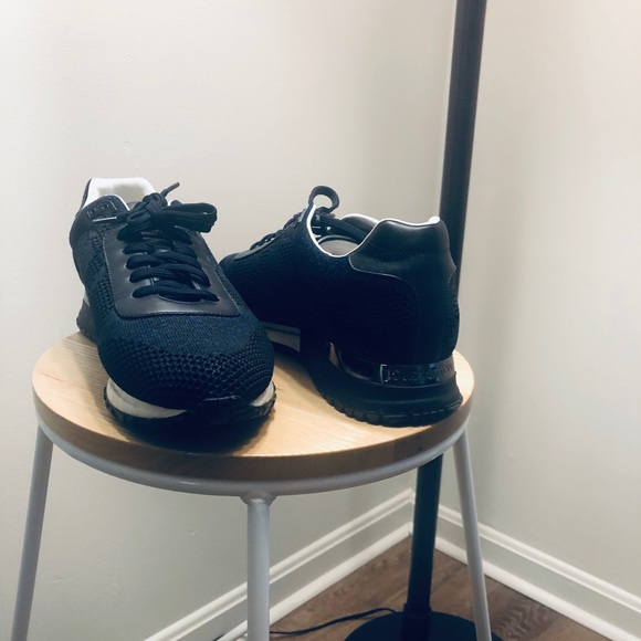 Louis Vuitton Run Away Sneakers - Picture 6 of 6